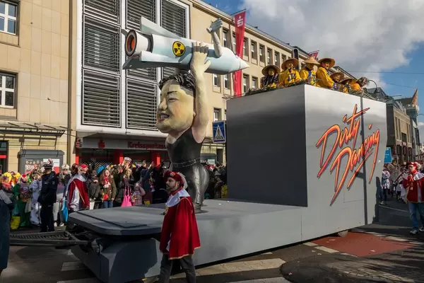 Kim Jong Un als Dirty Dancing Star - Gefährlicher Tanz mit einer Atomrakete in Händen - Kölner Karneval 2018