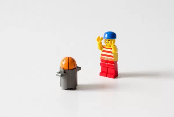 Kind findet den verloren gegangenen Ball