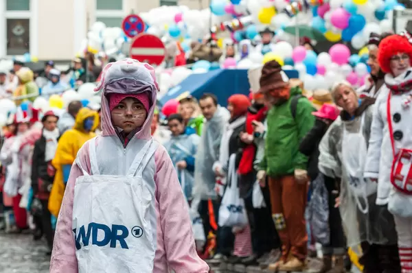 Kind mit Kamellebeutel auf Rosenmontagszug