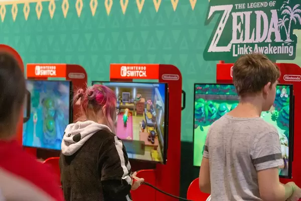 Kinder auf der Gamescom spielen das Videospiel The Legend of Zelda - Link's Awakening an der Nintendo Switch