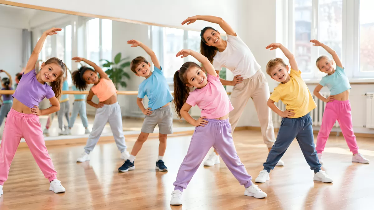 Kinder beim Tanzen mit Trainerin im Tanzstudio
