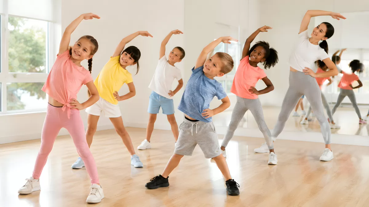 Kinder beim Tanzen und Dehnen im Tanzstudio