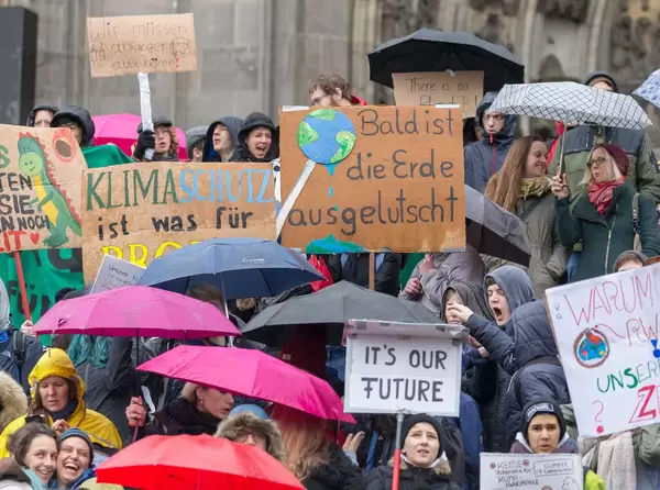 Kinder demonstrieren für die Erde mit dem Schild 'Bald ist die Erde ausgelutscht`
