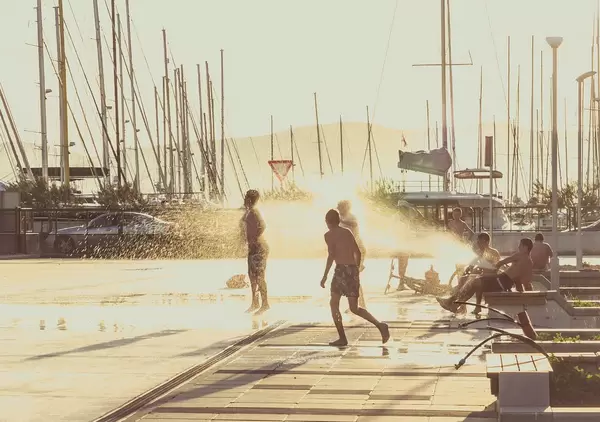 Kinder haben Spaß am Strand