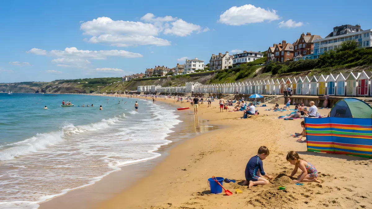 Kinder spielen am Sandstrand einer englischen Küstenstadt