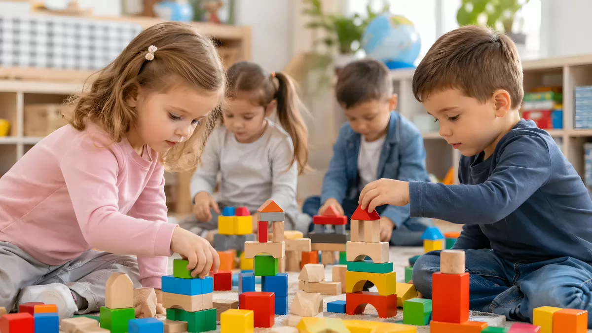 Kinder spielen gemeinsam mit Holzbausteinen im Kindergarten