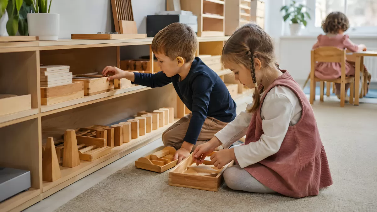 Kinder spielen mit Holzspielzeug im Montessori-Raum