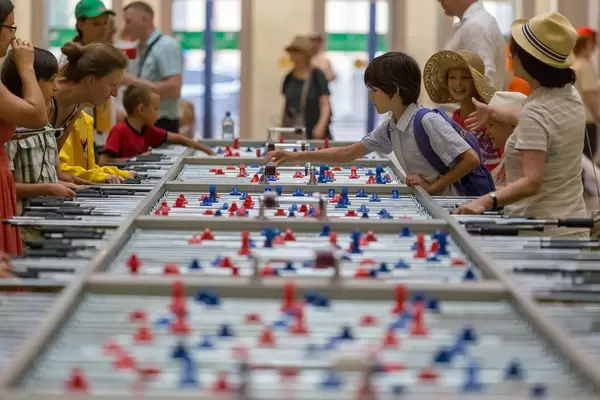 Kinder spielen Tischfußball im Einkaufszentrum