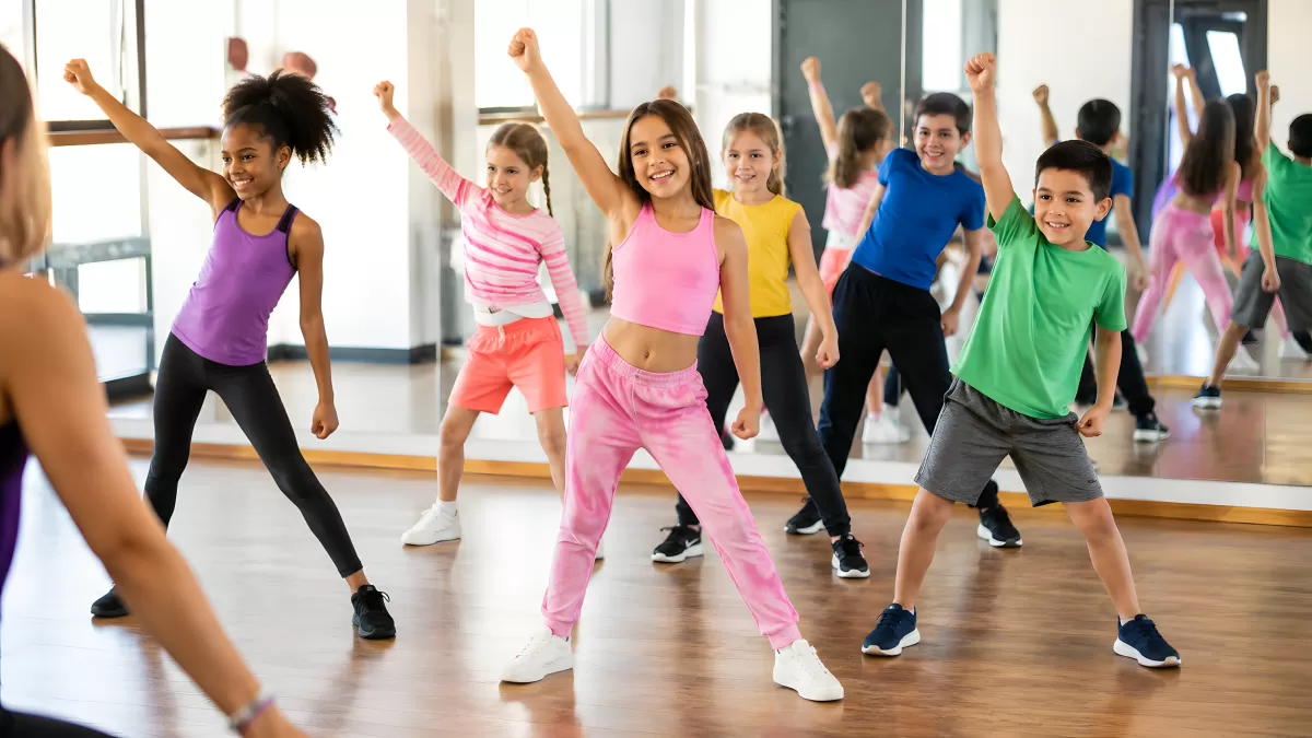 Kinder tanzen ausgelassen in einem Tanzstudio