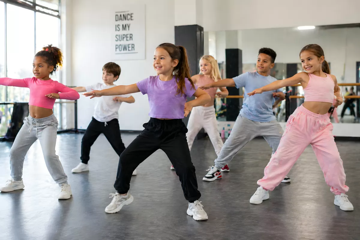 Kinder tanzen gemeinsam in einem Tanzstudio