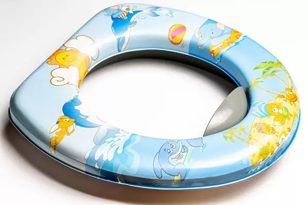 Kinder-Toilettensitz Auflage in Cartoon Design vor weißem Hintergrund
