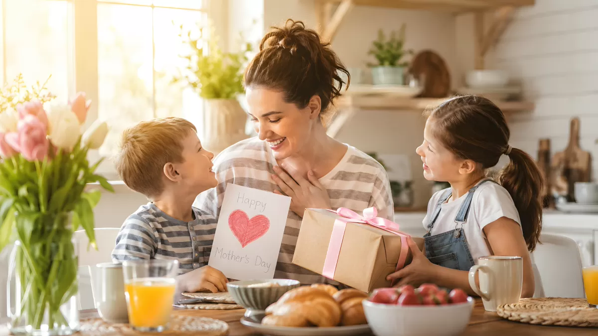 Kinder überraschen Mutter am Muttertag mit Geschenk