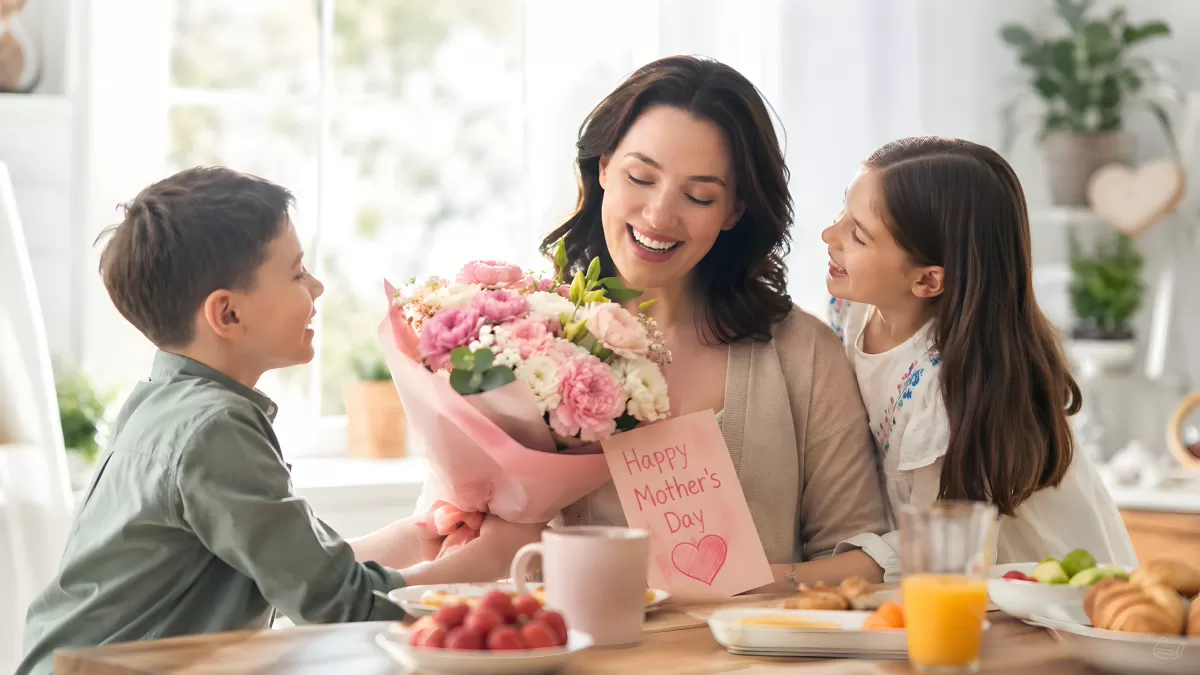 Kinder überraschen Mutter mit Blumen zum Muttertag