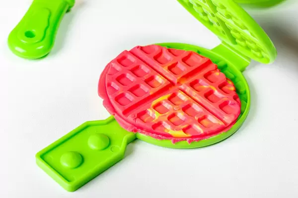 Kinder-Waffeleisen: Spielzeug mit Knete