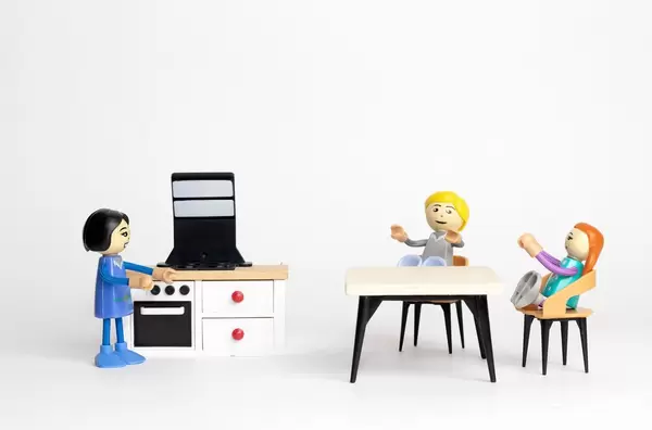 Kinder warten auf das Essen - Darstellung mit Holzfiguren