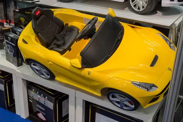 Kinderfahrzeug Gelber Ferrari - IAW Köln 2018