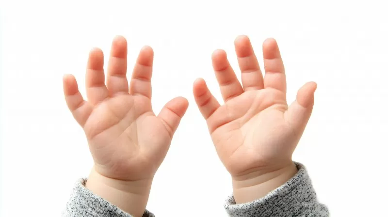 Kinderhände geöffnet vor weißem Hintergrund