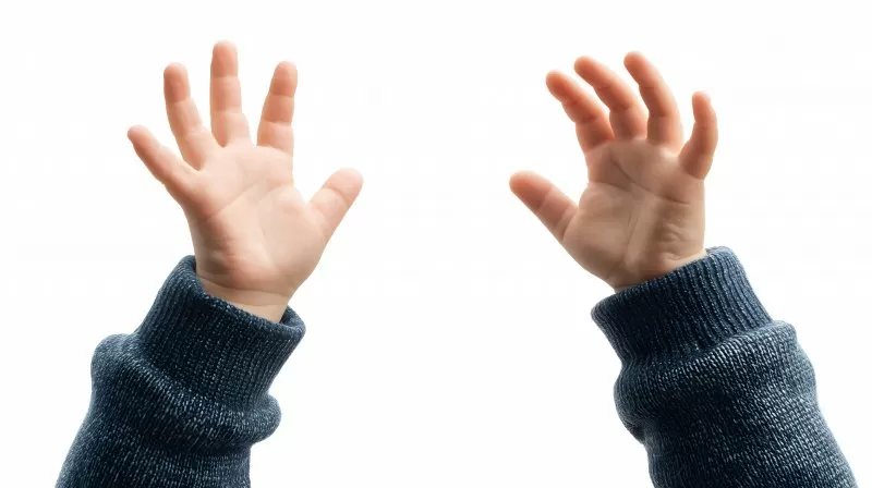 Kinderhände mit blauen Ärmeln vor weißem Hintergrund