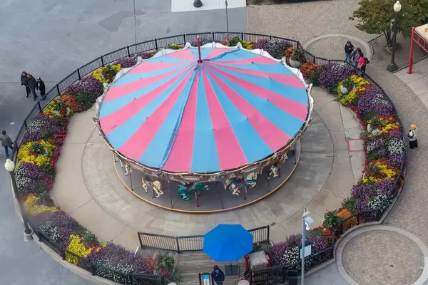 Kinderkarussell im Retrolook, mit Pferden und Drachen