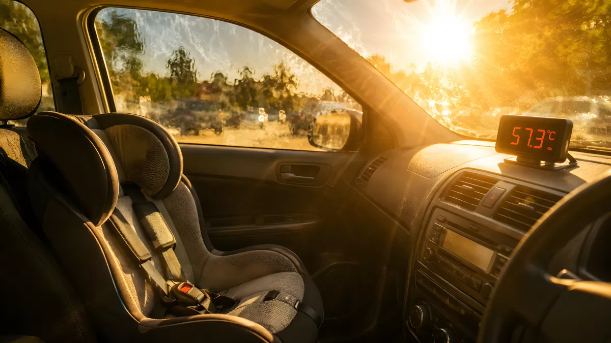 Kindersitz im überhitzten Auto bei 57 Grad Celsius