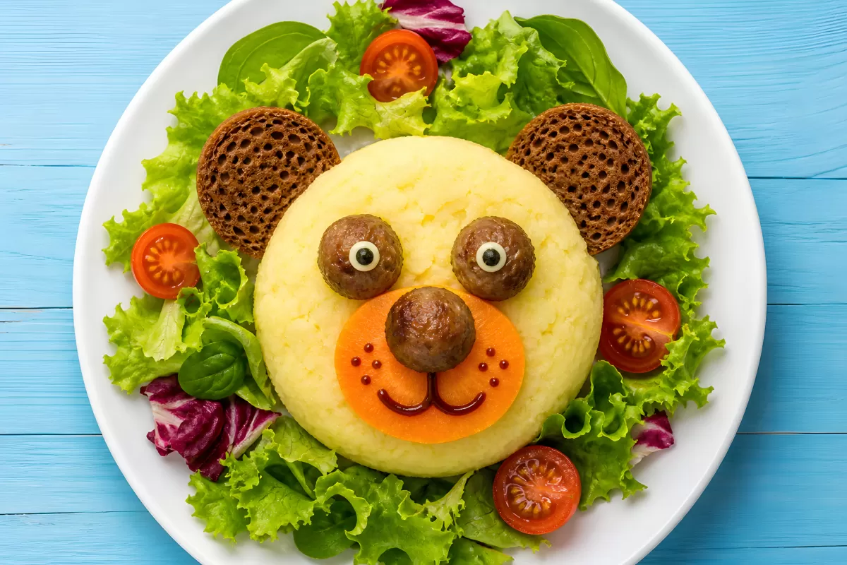 Kinderteller als Bärenkopf aus Kartoffelpüree