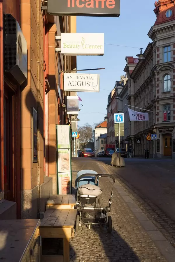 Kinderwagen vor einem Antiquitätengeschäft - Stockholm, Schweden