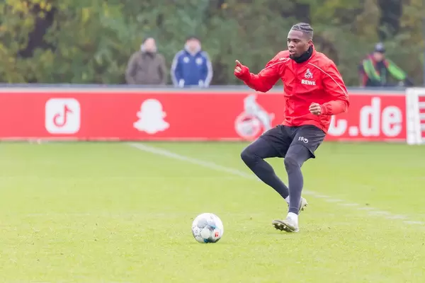 Kingsley Ehizibue hochkonzentriert beim Abspiel