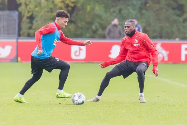 Kingsley Ehizibue im Zweikampf in der Defensivrolle