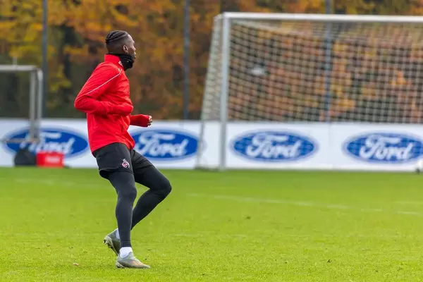 Kingsley Ehizibue, rechter Verteidiger läuft sich weit außen an der Grundlinie frei