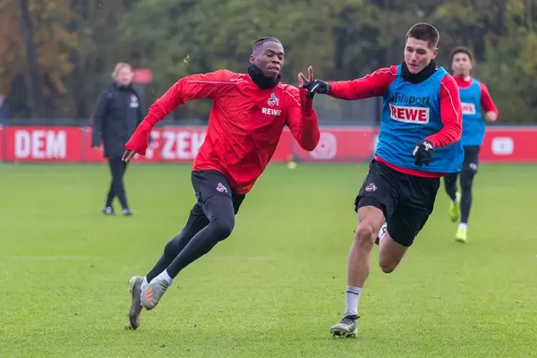 Kingsley Ehizibue und Sava Cestic im Sprint um den Ball