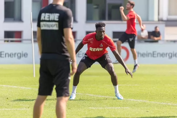 Kingsley Schindler beim Fußballtraining am RheinEnergie Stadion