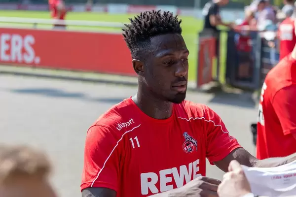 Kingsley Schindler nach dem Fußballtraining beim signieren von Shirts für Fußballfans