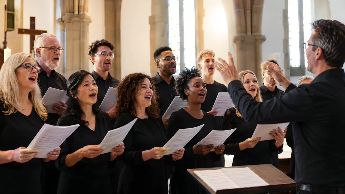 Kirchenchor singt unter Leitung eines Dirigenten
