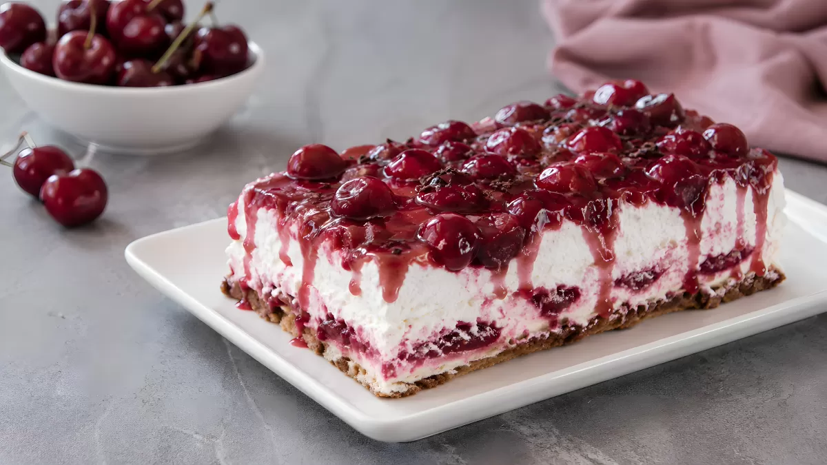 Kirsch-Cheesecake mit Kirschen und Mürbeteigboden