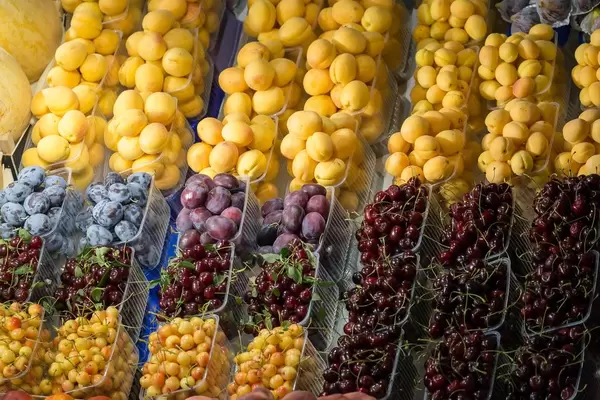 Kirschen, Pflaumen und Aprikosen am Danilovsky Market in Moskau