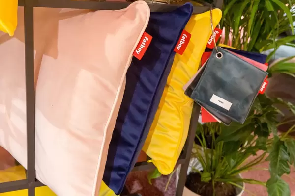 Kissen von Fatboy in unterschiedlichen Farben mit Stoff- und Farbmustern