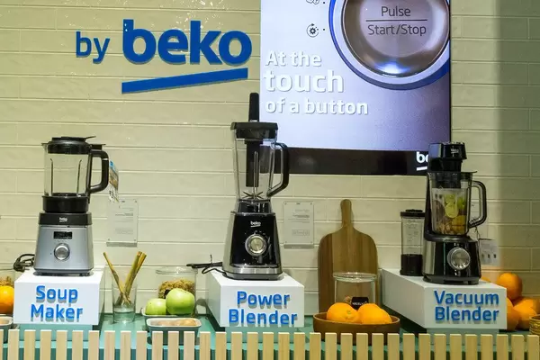 kitchen aids by beck: Soup Maker, Power Blender and Vacuum Blender, next to fresh fruits