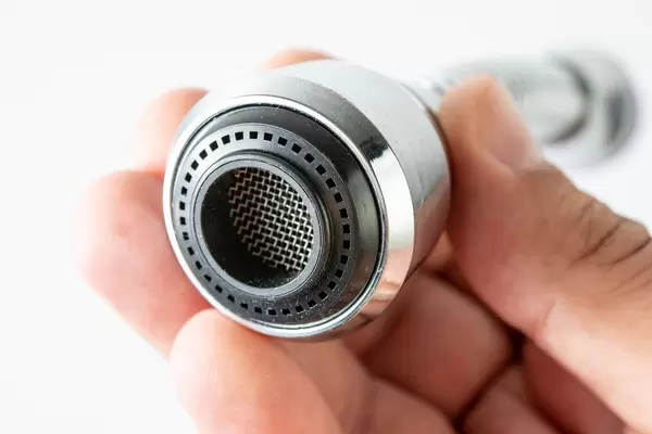 Kitchen Faucet adapter with net in the hand (Flip 2019)