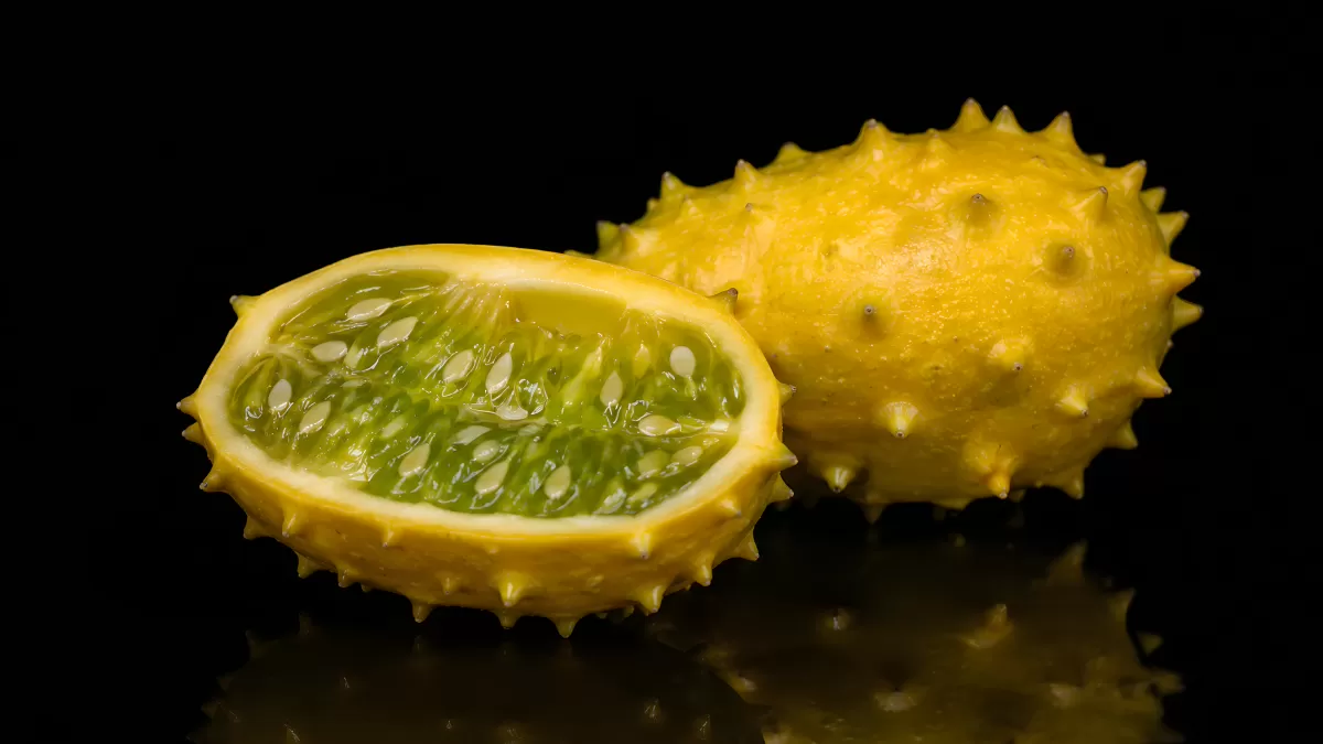 Kiwano aufgeschnitten mit grünem Fruchtfleisch