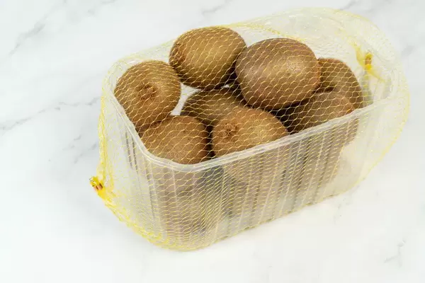 Kiwis in einer Plastikverpackung aus dem Supermarkt