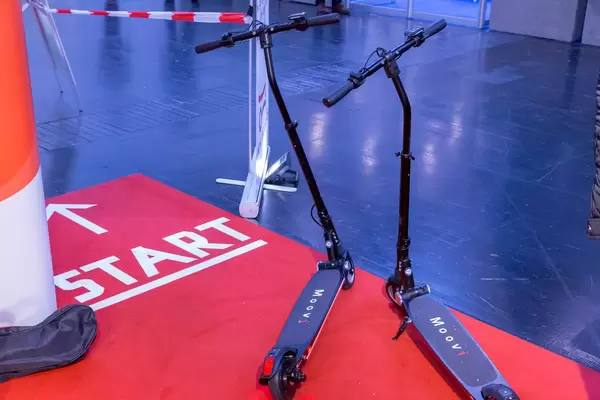 Klappbarer elektrischer E-Scooter zum Stehen von Moovi vor Startpunkt der Teststrecke