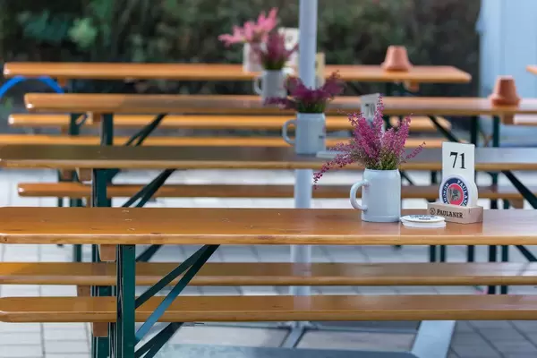 Klappgarnituren im Biergarten