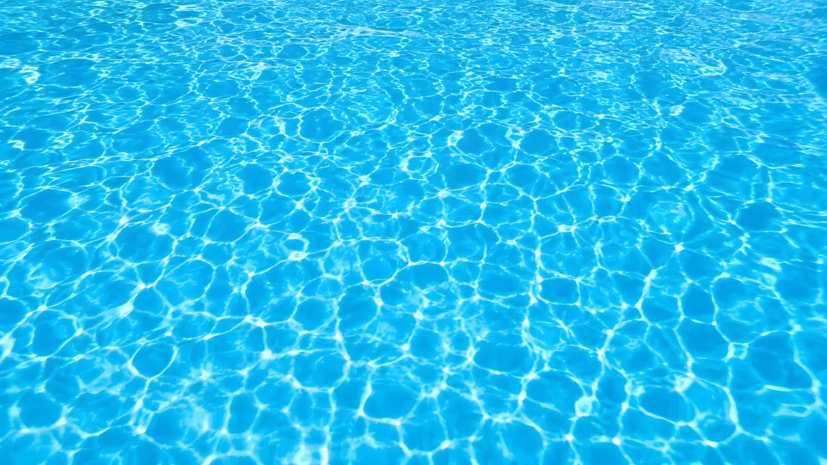 Klares Poolwasser mit Lichtreflexen von oben