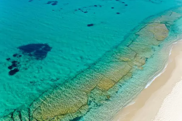 Klares Wasser auf griechischen Inseln: traumhafter Strand ohne Menschen. Ferienparadies Naxos