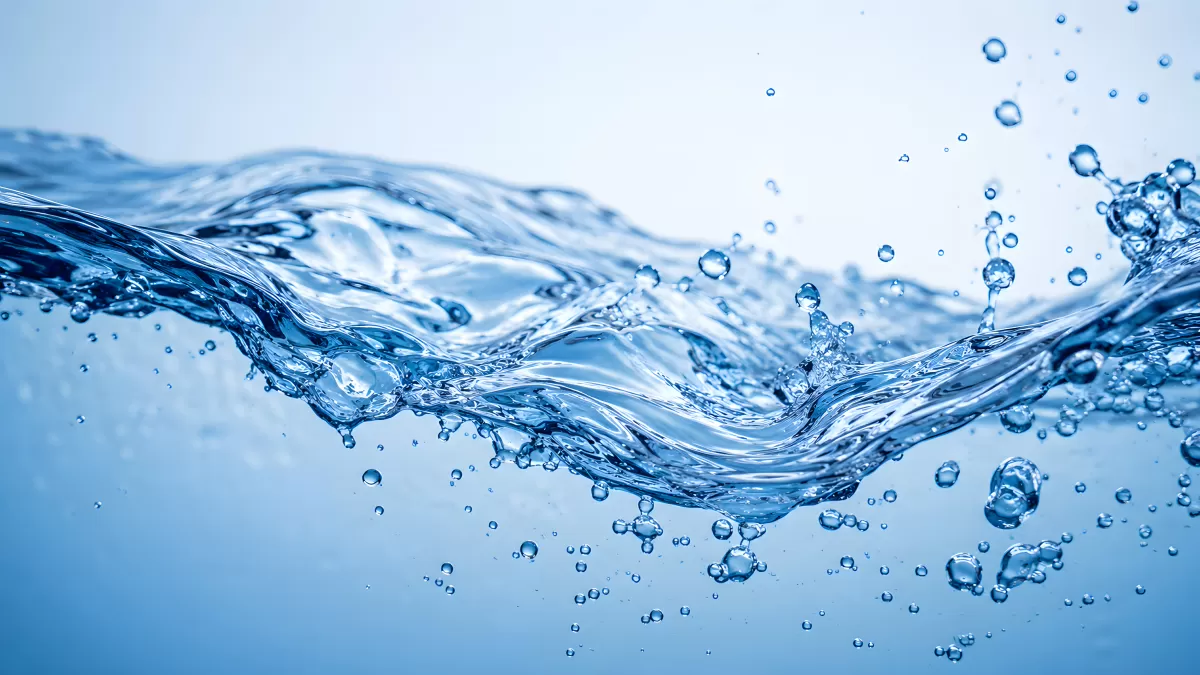 Klares Wasser in fließender Bewegung mit Blasen