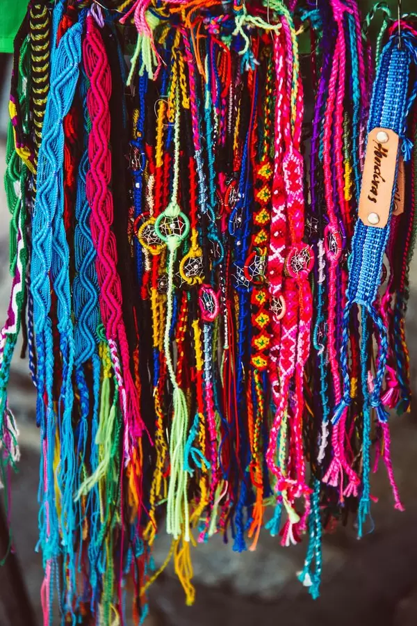 Klassische bunte Armbänder aus Honduras