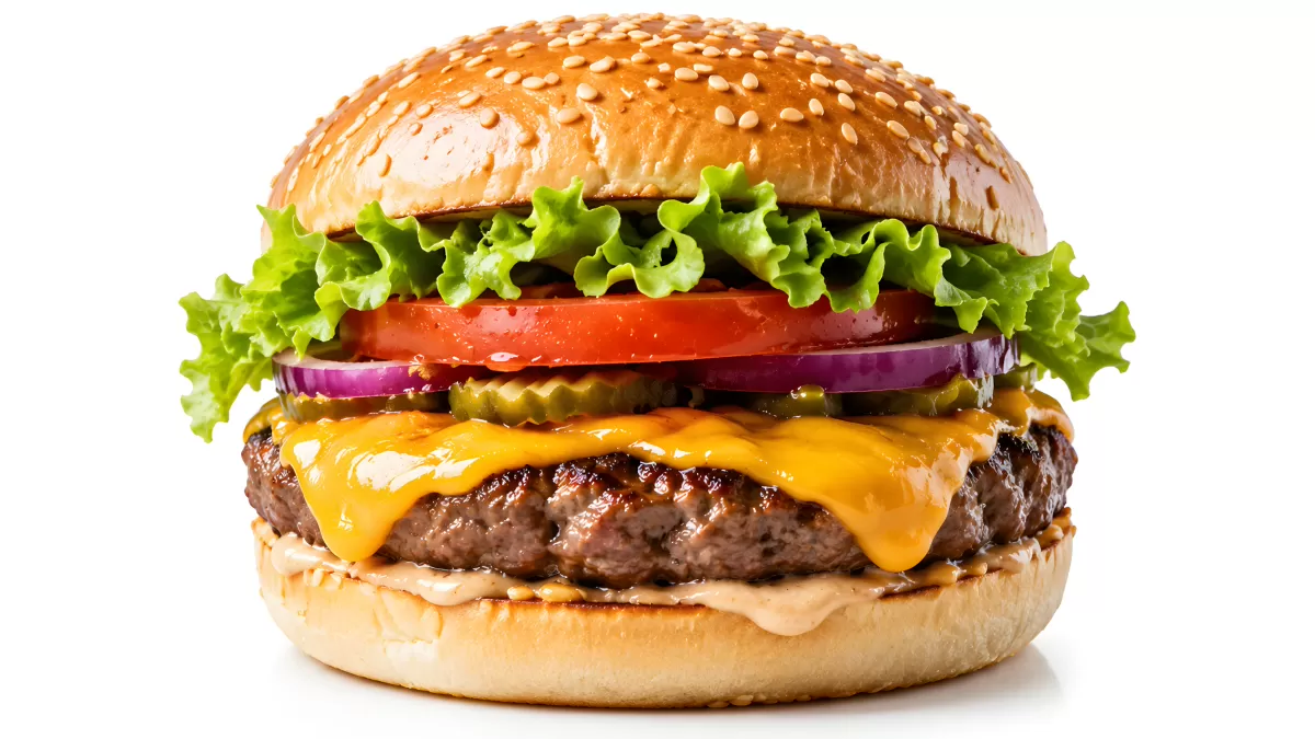 Klassischer Cheeseburger mit Salat, Tomate und Zwiebeln