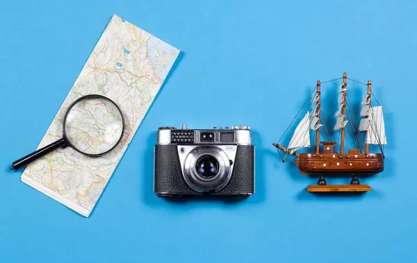 Klassischer Kodak Fotoapparat mit Karte und Schiff auf bleuam Hintergrund