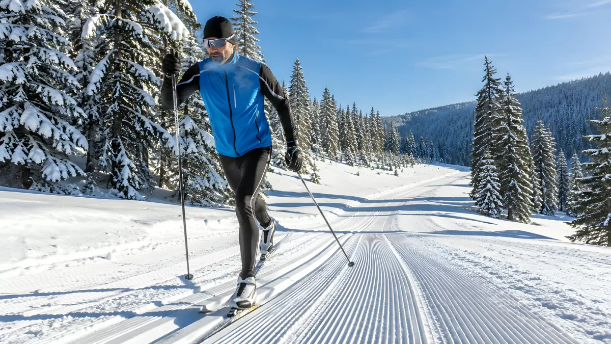 Klassischer Skilanglauf auf präparierter Loipe im Winter