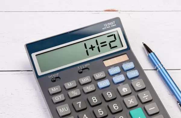 Klassischer Taschenrechner zeigt "1+1=2" auf dem Display